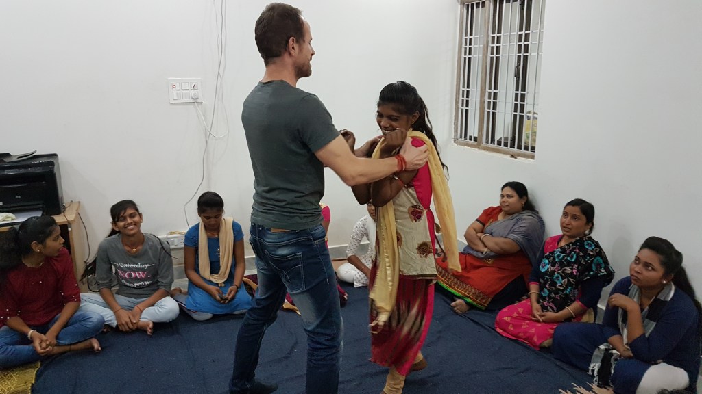 Cette photo montre Martial Vout et une jeune indienne dans le cadre d'un cours d'autodéfense donné le 24 novembre 2019 à Bodhgaya en Inde.